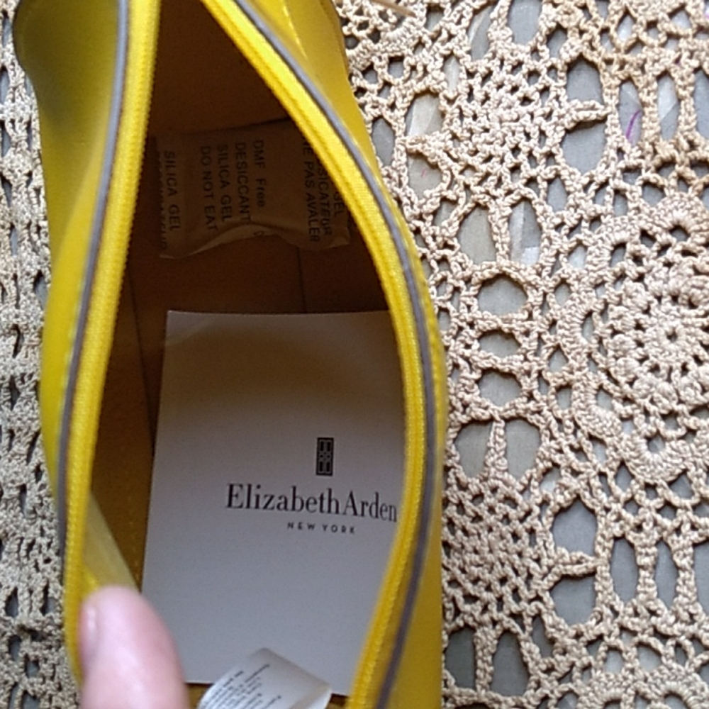 2 Elizabeth Arden Cosmetic Bags - Picture 4 of 9